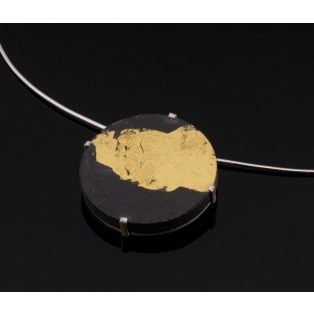 Vezuvio nyakék egy medállal